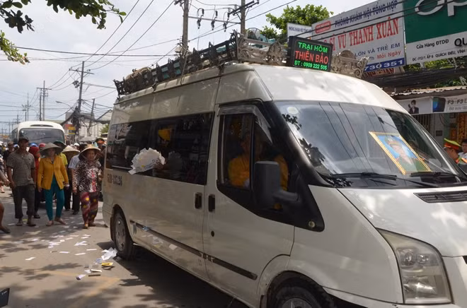 Dòng xe tang bắt đầu lăn bánh