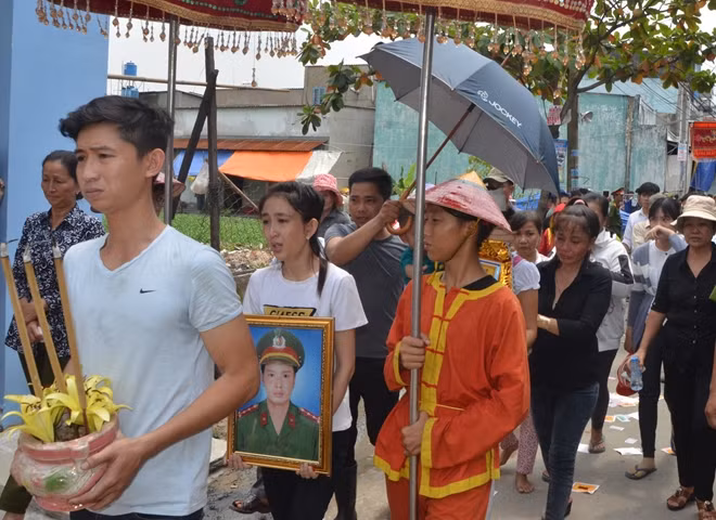 Dòng người theo chân tiễn biệt Đại úy Long