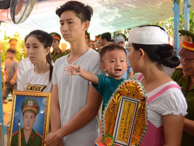 Gia đình đau đớn trong phút chia ly