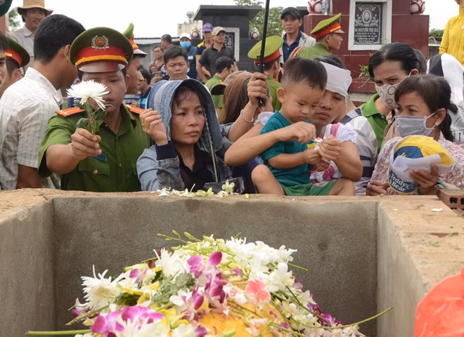 Giây phút Đại úy Long về với đất mẹ, quê nhà