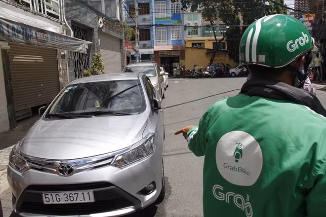 Các phương tiện bị đập phá, trầy xước