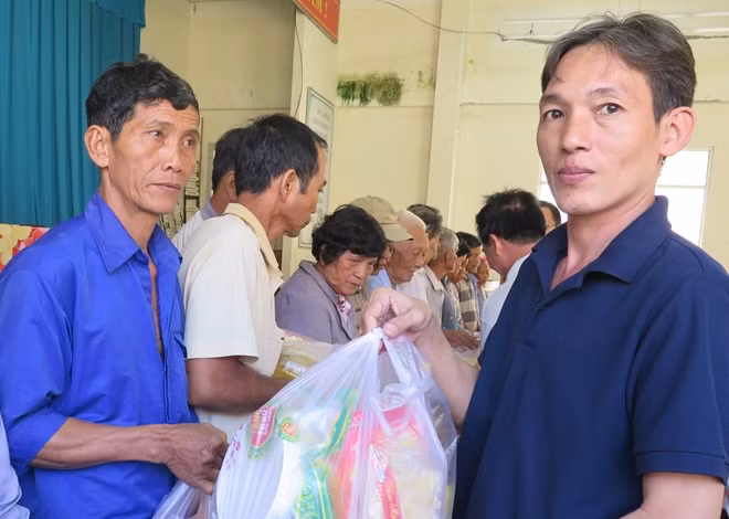 Những món quà ấm áp ngày xuân được trao tận tay bà con