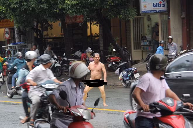 Hình ảnh người đàn ông lang thang quậy phá trên đường