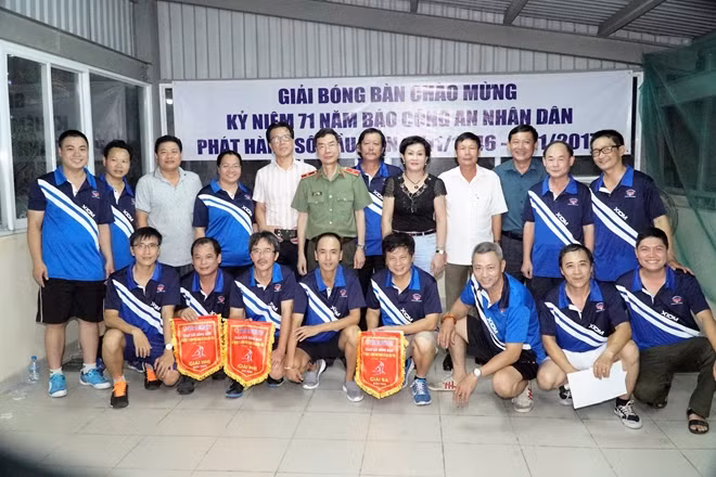Ban tổ chức chụp hình lưu niệm với các vận động viên, nhà tài trợ