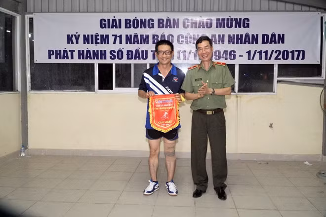 Thiếu tướng Phạm Văn Miên- Tổng biên tập Báo CAND trao giải nhất đơn nam cho VĐV Ngân Linh (báo Công an TP Hồ Chí Minh)