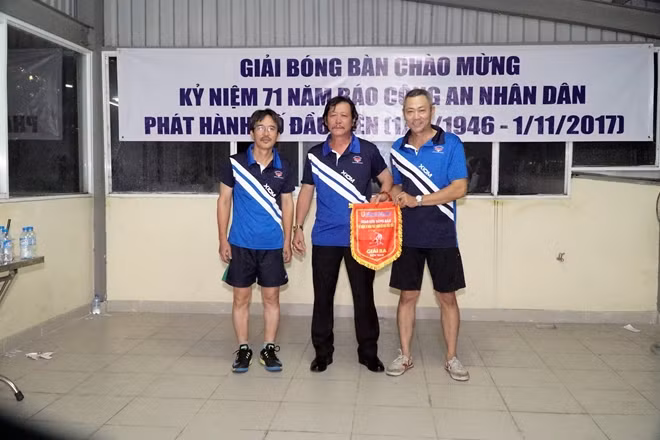 Ông Nguyễn Minh Tuệ trao giải ba đôi nam cho cặp đôi Thanh Bình-Phi Hiền (Nhà in báo Nhân dân)