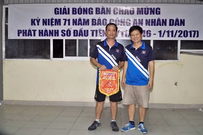 Đại tá Trần Trọng Dũng-Tổng biên tập Báo Công an TP Hồ Chí Minh trao giải nhì đơn nam cho VĐV Danh Quang-Nhà in báo Nhân dân