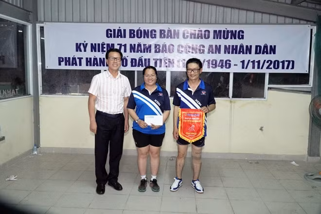 Ông Phạm Văn Mẫn trao giải nhất cho đôi Thanh Hiền-Ngân Linh