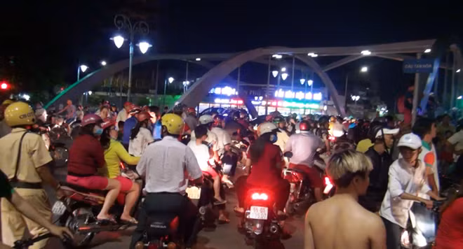 Người hiếu kỳ tại hiện trường khiến giao thông ùn ứ