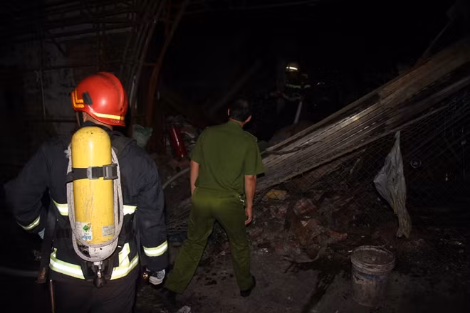 Chiến sĩ PCCC triển khai dập lửa
