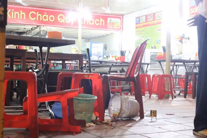 Nhiều tài sản trong quán phở bị đập phá