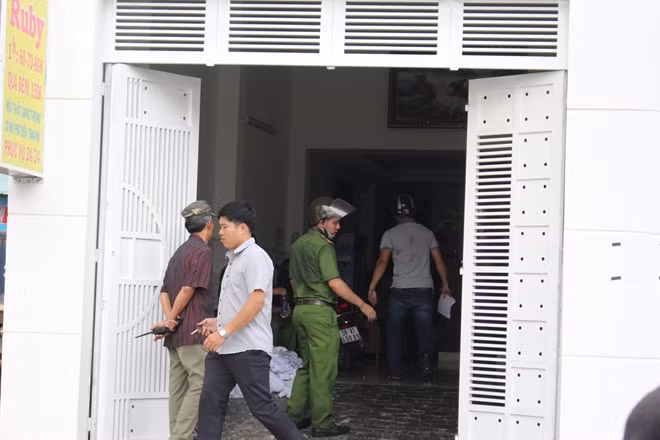 Các chiến sĩ triển khai công tác chữa cháy