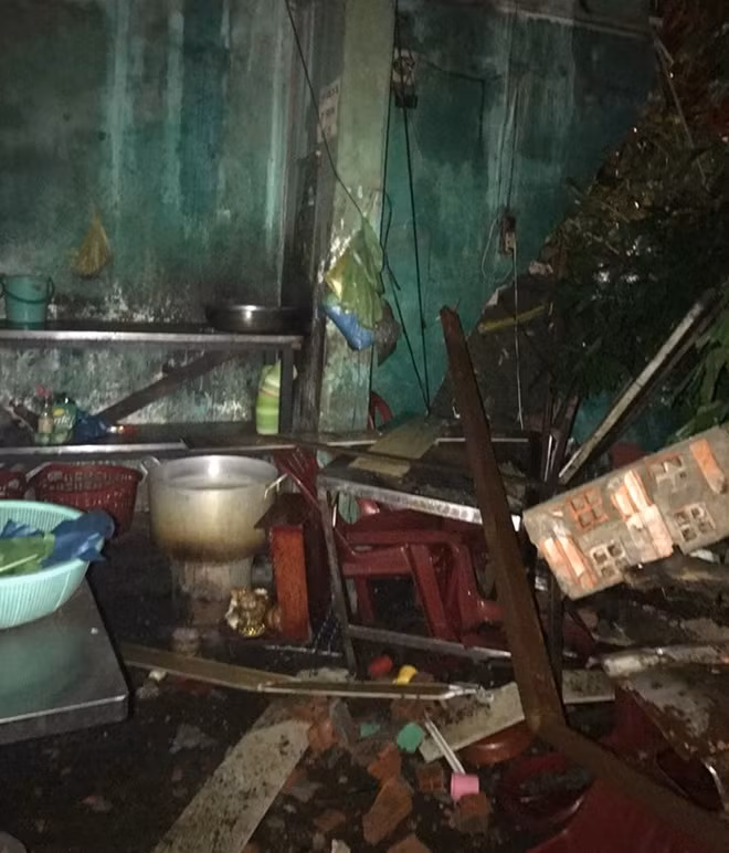 4 căn nhà bị hư hỏng, nhiều tài sản bị đè dưới đống đổ nát