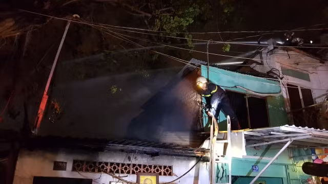 Các tổ Cảnh sát PCCC triển khai chữa lửa theo nhiều hướng