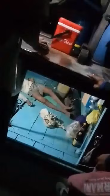 Nạn nhân tử vong trong khoang ghe, bên cạnh là tô cháo Nạn nhân tử vong trong khoang ghe, bên cạnh là tô cháo