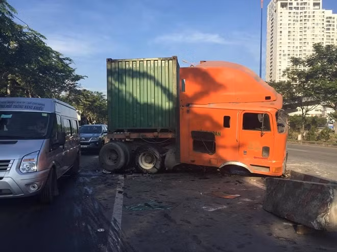 Chiếc xe đầu kéo gặp sự cố tại hiện trường