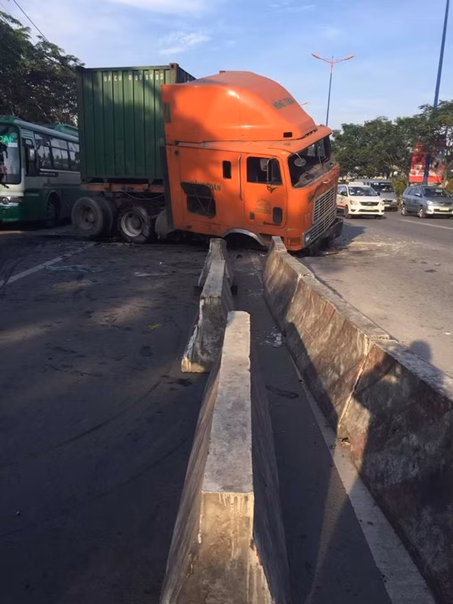 Bánh xe văng ra ngoài