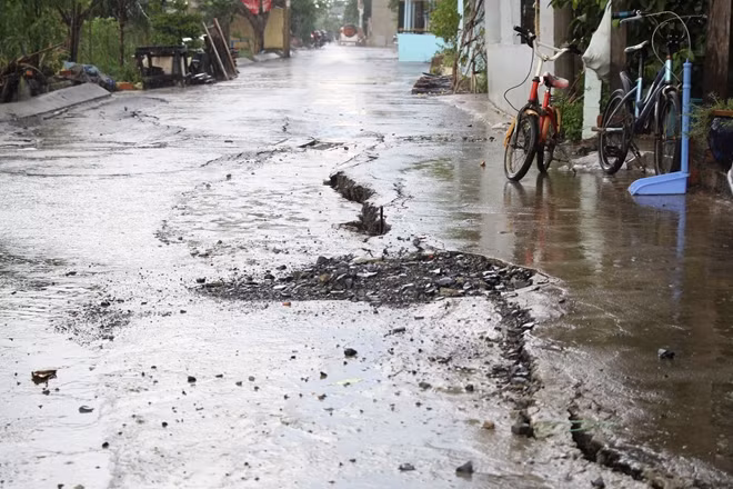 Vết nứt trên đường bê tông sát với mé sông