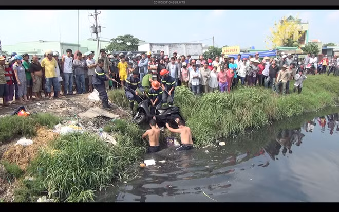 Tìm được chiếc xe tay ga dưới kênh