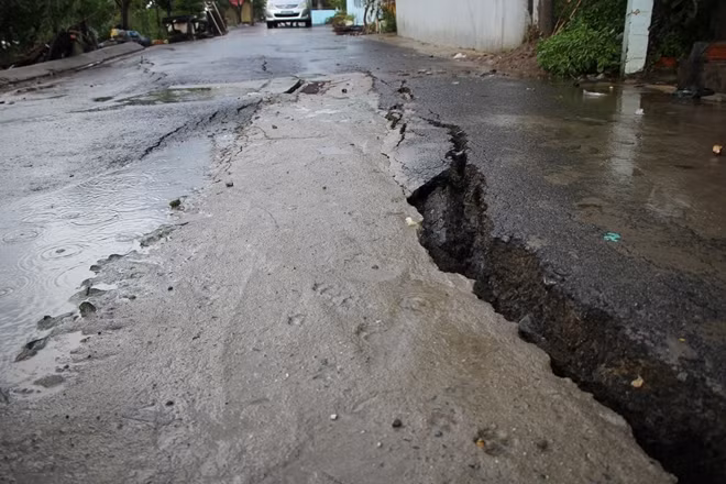 Vết nứt có miệng mở rộng vừa một bàn chân người kéo dài hơn 40m
