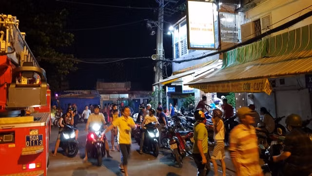 Các nhà dân huy động người di dời tài sản ra ngoài