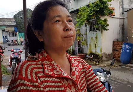Bà Đỏ ngậm ngùi.