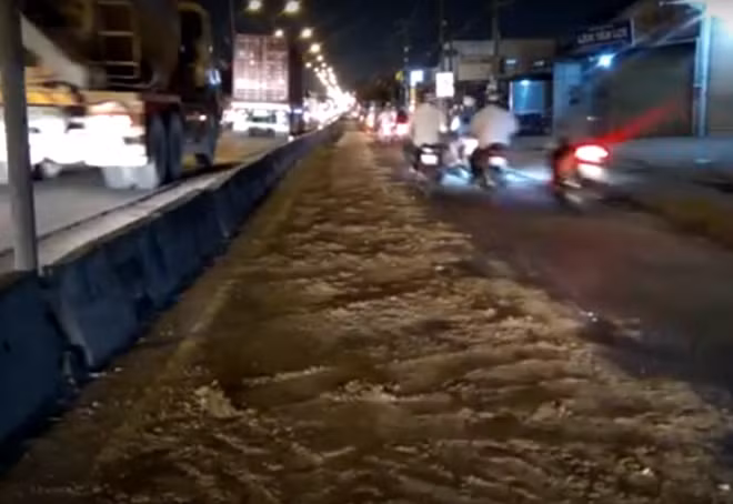 Sau hơn 1h, đoạn đường gặp sự cố dài 300m được phủ kín cát
