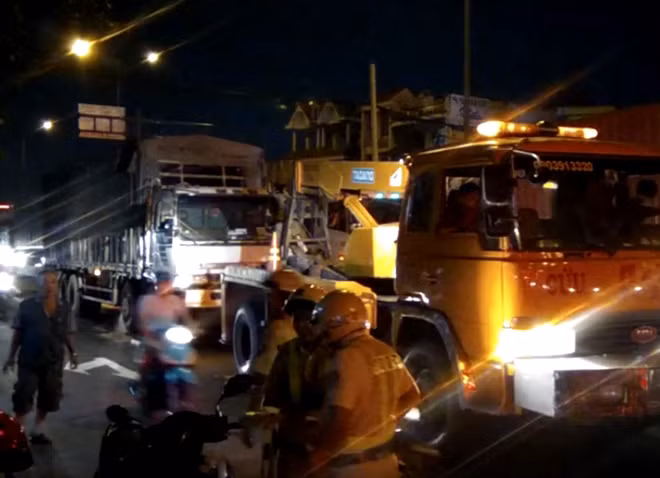 Phương tiện gặp sự cố được kéo ra khỏi hiện trường