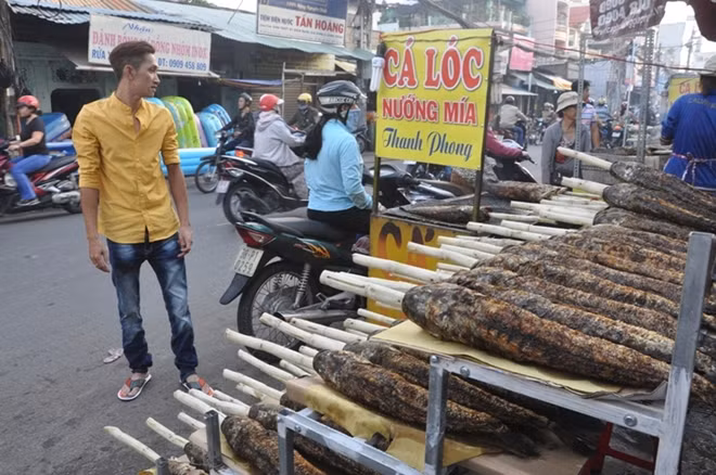 Hình ảnh mua bán cá lóc nướng trong ngày vía Thần Tài