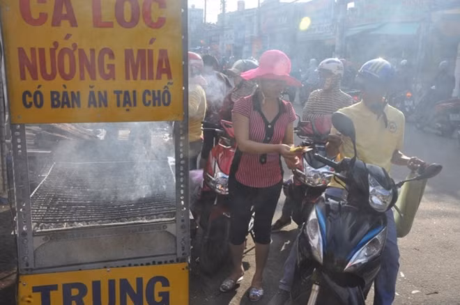 Đến chiều người dân vẫn còn đến mua đông đảo
