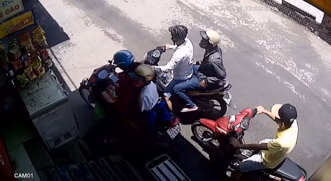Hai đối tượng áp sát chị Trúc