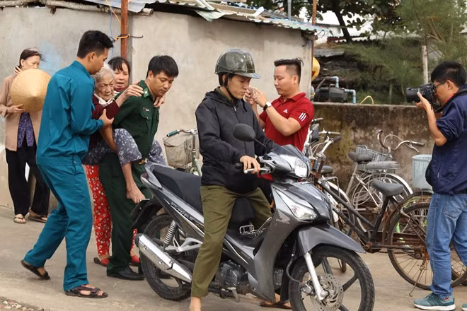 Những cụ già tay chân yếu được cõng lên xe