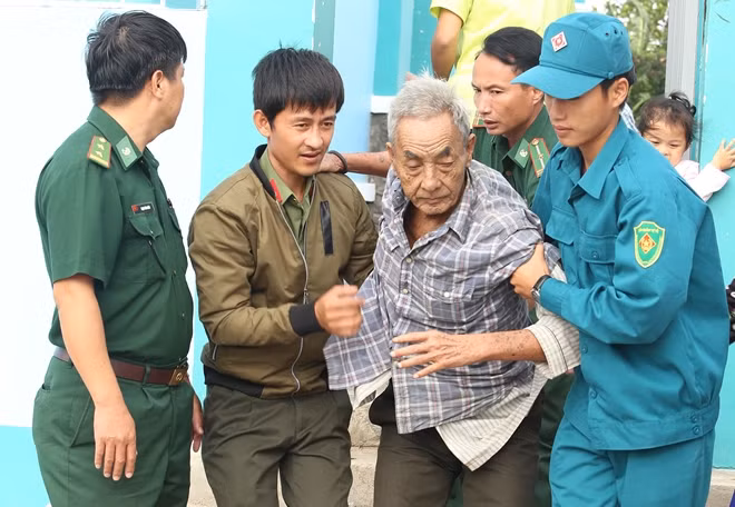 Công an, bộ đội giúp dân trở về nhà