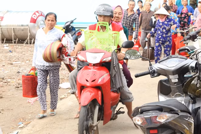 Người già được di chuyển bằng xe gắn máy về nhà