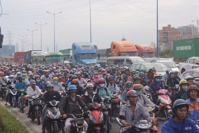 Tình trạng kẹt xe diễn ra trên nhiều tuyến đường vào cảng