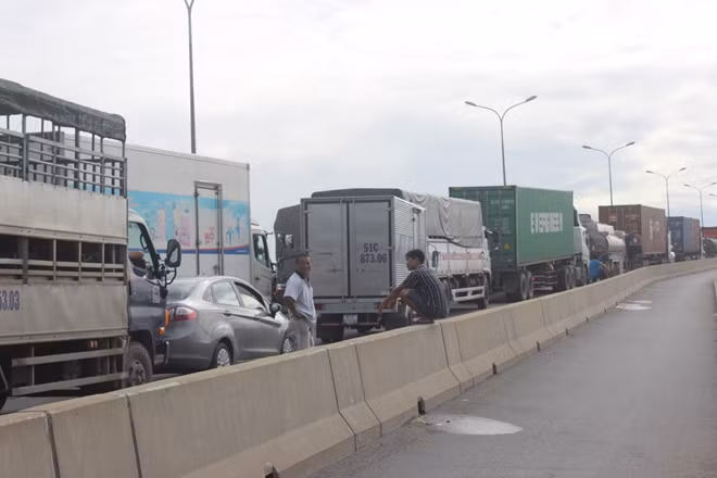 Các bác tài tranh thủ tám chuyện