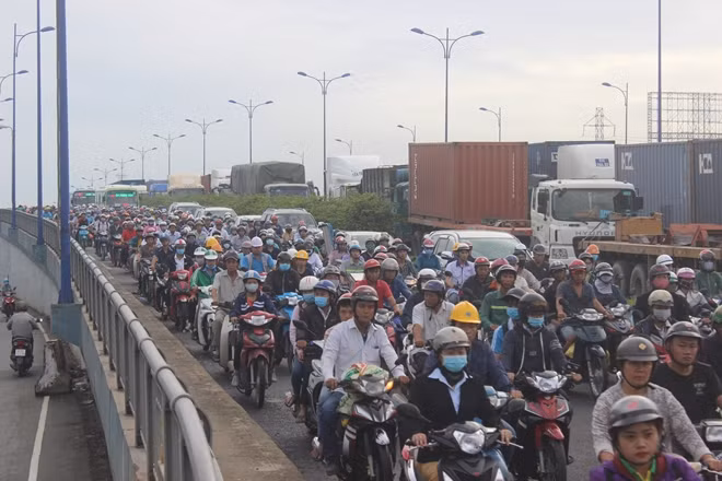 Đến trưa cung ngày, tình trạng ùn ứ vẫn chưa thuyên giảm