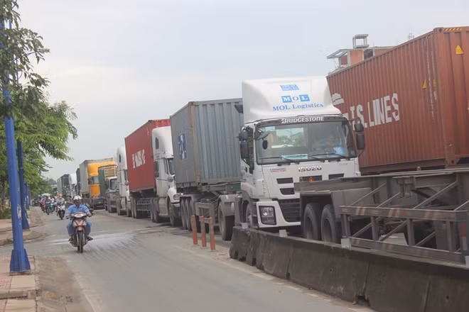 Xe tải trọng lớn nằm im một chỗ nhiều giờ liền
