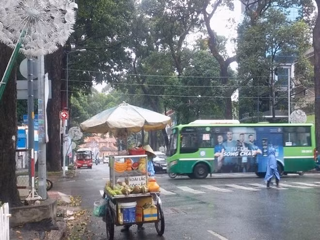 Dù trời mưa, gió lạnh nhưng công việc hằng ngày vẫn diễn ra bình thường