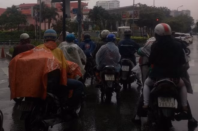 Nhiều người mua vội áo mưa tiện lợi để chống bão