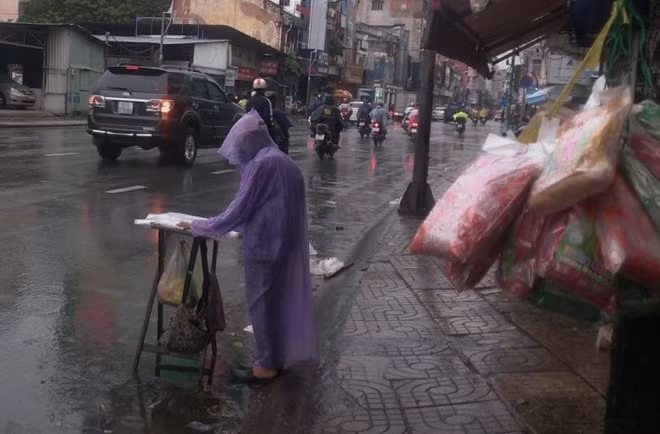 Một người bán vé số mưu sinh trong bão