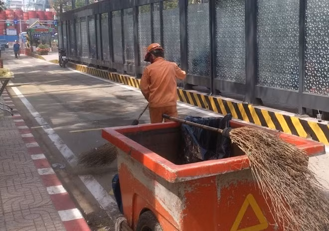 Công nhân vệ sinh luôn có mặt để dọn dẹp tại khu trạm trung chuyển