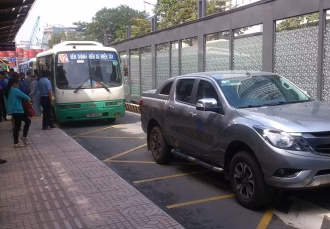 Khu vực dành riêng cho xe buýt nhưng các phương tiện khác vẫn cố tình đi qua trạm trung chuyển hành khách này