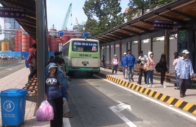 Tuy nhiên người dân do "tránh nắng" đã không ngồi trong nhà chờ mà đứng dưới lòng đường dễ gặp tai nạn