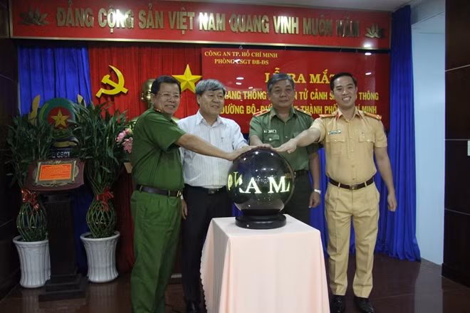 Bấm nút khai trương trang thông tin điện tử csgthcm.vn