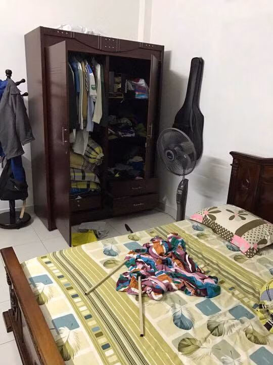 Tủ quần áo trong phòng ngủ bị lục tung