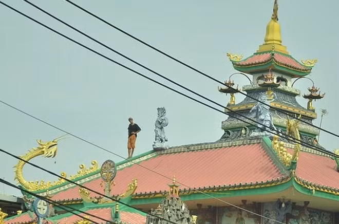 Biểu hiện của nam thanh niên khiến nhiều người lo lắng