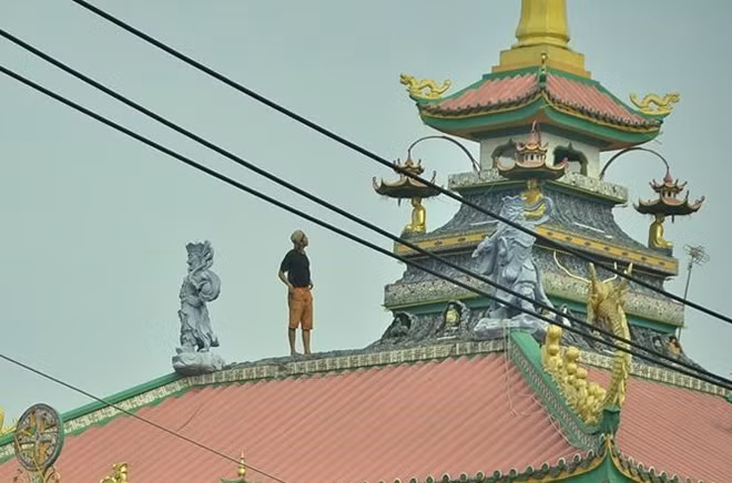 Như người mới sử dụng ma túy đá, nam thanh niên này lại trèo xuống khỏi tháp
