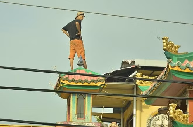 Nam thanh niên có biểu hiện bất thường lang thang trên nóc chùa