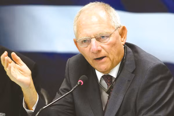 Bộ trưởng Tài chính Đức Wolfgang Schauble đã gây bất ngờ với việc gợi ý để Hy Lạp tạm rời Eurozone. Ảnh: N-TV.